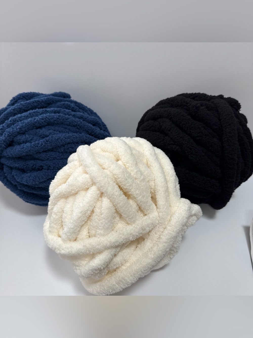 BERNAT  Blanket  Yarn  Extra Thick #7 W 10.5oz  /  300g  32 yds Each Lot.  3 NEW